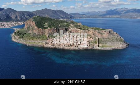 Monemvasia vista aerea, una storica città castello costruita su un'isola rocciosa, Lakonia, Peloponneso, Grecia Foto Stock