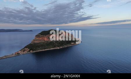 Monemvasia vista aerea serale, una storica città castello costruita su un'isola rocciosa, Lakonia, Peloponneso, Grecia Foto Stock