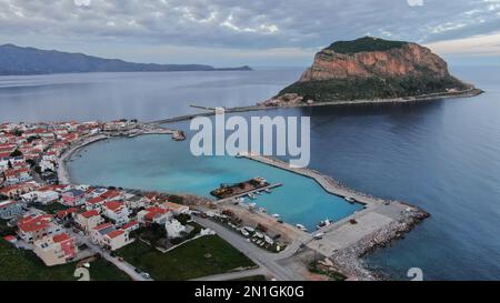 Monemvasia vista aerea, una storica città castello costruita su un'isola rocciosa, Lakonia, Peloponneso, Grecia Foto Stock