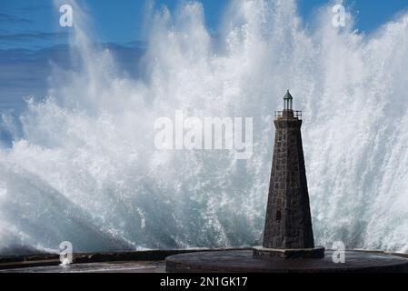 Una grande onda che si schiantava in una giornata di mare Foto Stock