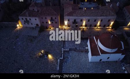 Monemvasia vista aerea notturna, una storica città castello costruita su un'isola rocciosa, Lakonia, Peloponesse, Grecia Foto Stock