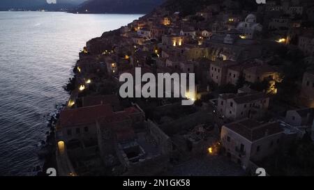 Monemvasia vista aerea notturna, una storica città castello costruita su un'isola rocciosa, Lakonia, Peloponesse, Grecia Foto Stock