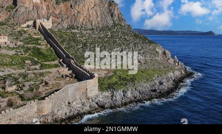 Monemvasia vista aerea, una storica città castello costruita su un'isola rocciosa, Lakonia, Peloponneso, Grecia Foto Stock