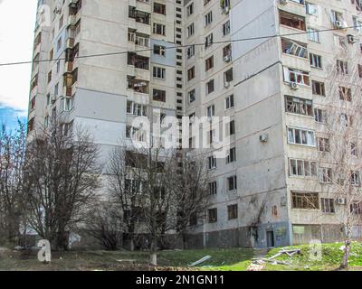 Kharkiv, Kharkov, Ucraina - 05.07.2022: Distrutto appartamento di costruzione della città rotto finestre in casa dopo bombardamento razzo colpo di risultato di bombardamento Foto Stock