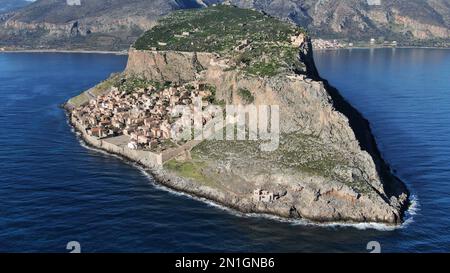 Monemvasia vista aerea, una storica città castello costruita su un'isola rocciosa, Lakonia, Peloponneso, Grecia Foto Stock