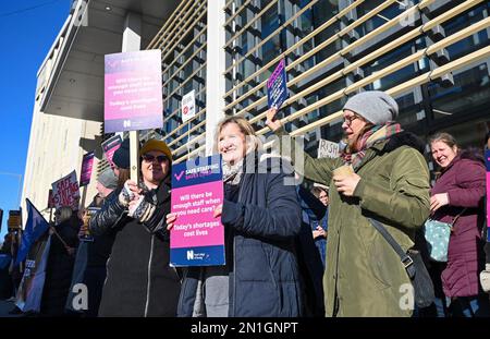 Brighton UK 6th Febbraio 2023 - linea picket infermieri fuori dal Royal Sussex County Hospital di Brighton come il Royal College of Nursing inizia un altro due giorni a piedi fuori in Inghilterra : Credit Simon Dack / Alamy Live News Foto Stock