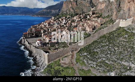Monemvasia vista aerea, una storica città castello costruita su un'isola rocciosa, Lakonia, Peloponneso, Grecia Foto Stock