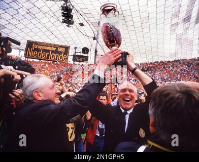 FOTO DI ARCHIVIO: Rinus MICHAELS avrebbe avuto 95 anni il 9 febbraio 2023, Rinus MICHELS (NED), calcio, allenatore, Nazionale Olanda, Olanda, festeggia dopo aver vinto la finale con la coppa; Campionato europeo di calcio 1988 in Germania, finale, URSS - Olanda (Olanda) 0:2; il 25 giugno 1988 a Monaco; liga1&matchday33&season0304; ?Sven Simon#Prinzess-Luise-Strasse 41#45479 Mu elh eim/Ruhr#tel. fax 0208/9413250. 0208/9413260 conto 1428150 C ommerzbank e ssen BLZ 36040039 www.SvenSimon.net. Foto Stock