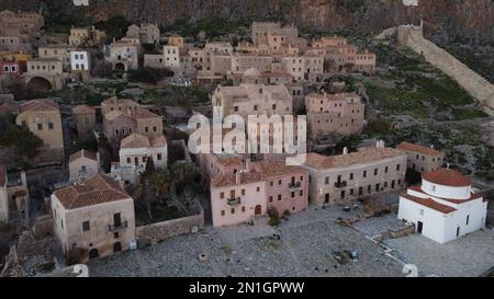 Monemvasia vista aerea serale, una storica città castello costruita su un'isola rocciosa, Lakonia, Peloponesse, Grecia Foto Stock