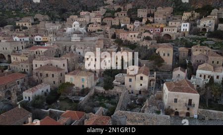 Monemvasia vista aerea serale, una storica città castello costruita su un'isola rocciosa, Lakonia, Peloponesse, Grecia Foto Stock