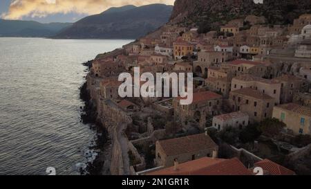 Monemvasia vista aerea serale, una storica città castello costruita su un'isola rocciosa, Lakonia, Peloponesse, Grecia Foto Stock