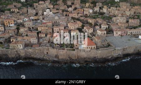 Monemvasia vista aerea serale, una storica città castello costruita su un'isola rocciosa, Lakonia, Peloponesse, Grecia Foto Stock