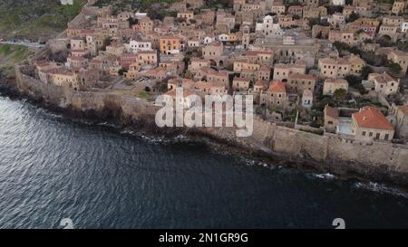 Monemvasia vista aerea serale, una storica città castello costruita su un'isola rocciosa, Lakonia, Peloponesse, Grecia Foto Stock