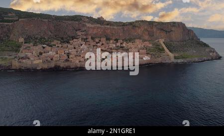 Monemvasia vista aerea serale, una storica città castello costruita su un'isola rocciosa, Lakonia, Peloponesse, Grecia Foto Stock