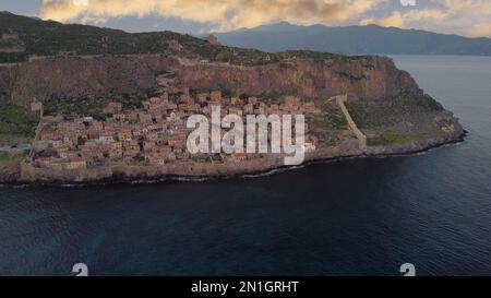 Monemvasia vista aerea serale, una storica città castello costruita su un'isola rocciosa, Lakonia, Peloponesse, Grecia Foto Stock