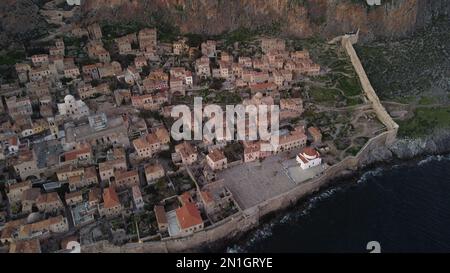 Monemvasia vista aerea serale, una storica città castello costruita su un'isola rocciosa, Lakonia, Peloponesse, Grecia Foto Stock