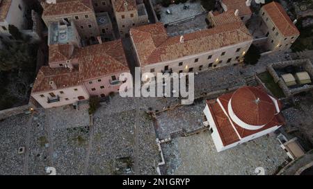 Monemvasia vista aerea serale, una storica città castello costruita su un'isola rocciosa, Lakonia, Peloponesse, Grecia Foto Stock