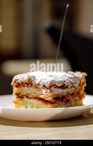 La fetta di torta di crema di pasta sfoglia Foto Stock