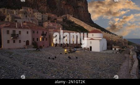 Monemvasia vista aerea serale, una storica città castello costruita su un'isola rocciosa, Lakonia, Peloponesse, Grecia Foto Stock