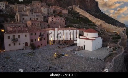 Monemvasia vista aerea serale, una storica città castello costruita su un'isola rocciosa, Lakonia, Peloponesse, Grecia Foto Stock