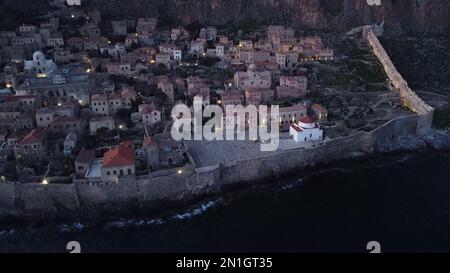 Monemvasia vista aerea serale, una storica città castello costruita su un'isola rocciosa, Lakonia, Peloponesse, Grecia Foto Stock