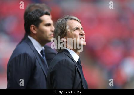 Foto del file datata 14-04-2013 del responsabile della città di Manchester Roberto Mancini (fronte). Manchester City potrebbe essere ancorata ai punti o addirittura espulsa dalla Premier League se più di 100 presunte violazioni della regola annunciate lunedì fossero dimostrate. Tra dicembre 2009 e maggio 2013 il direttore del club è stato l’attuale capo italiano Roberto Mancini. Data di emissione: Lunedì 6 febbraio 2023. Foto Stock