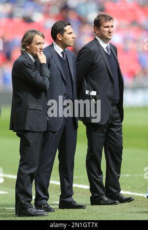 Foto del file datata 14-04-2013 del responsabile della città di Manchester Roberto Mancini (a sinistra) con il presidente Khaldoon al Mubarak (centro) e l'amministratore delegato Ferran Soriano. Manchester City potrebbe essere ancorata ai punti o addirittura espulsa dalla Premier League se più di 100 presunte violazioni della regola annunciate lunedì fossero dimostrate. Tra dicembre 2009 e maggio 2013 il direttore del club è stato l’attuale capo italiano Roberto Mancini. Data di emissione: Lunedì 6 febbraio 2023. Foto Stock