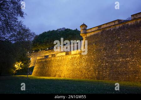 Antiche mura e bastioni della grande cittadella fortificata, la Ciudadela a forma di stella, Cittadella di Pamplona, Pamplona, Navarra, Spagna. Foto Stock