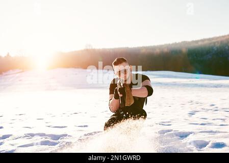 Soldato con armi nella foresta da qualche parte sopra il Circolo polare Artico Foto Stock