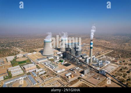 (230206) -- ISLAMABAD, 6 febbraio 2023 (Xinhua) -- questa foto aerea scattata il 4 febbraio 2023 mostra la centrale elettrica a carbone del progetto Thar Coal Block-i Coal Electricity Integration nella provincia di Sindh, Pakistan. Domenica è stata ufficialmente messa in funzione una centrale elettrica alimentata a carbone del progetto Thar Coal Block-i Coal Electricity Integration nel quadro del corridoio economico Cina-Pakistan (CPEC). La centrale, con una capacità totale installata di 1.320 megawatt, dovrebbe fornire circa 9 miliardi di kilowatt-ore di elettricità pulita all'anno al gri nazionale pakistano Foto Stock