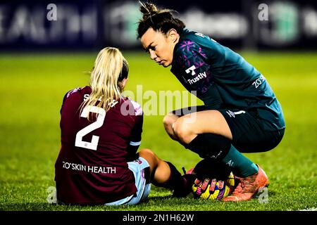 Dagenham, Inghilterra, 04 2023 febbraio: Kirsty Smith (2 West Ham) parlando con il portiere Mackenzie Arnold (1 West Ham) dopo il fallo durante il gioco della Super League di Barclays fa Womens tra West Ham United e Arsenal a Dagenham e il Chigwell Construction Stadium.England di Redbridge. (K Hodgson/SPP) Foto Stock