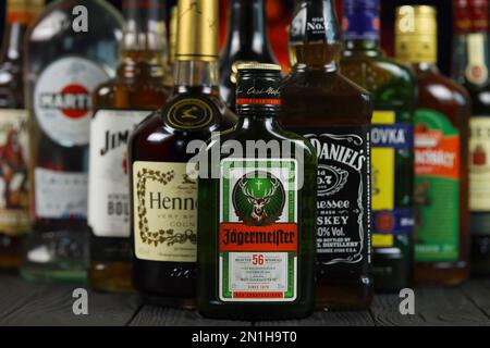 KYIV, UCRAINA - 4 MAGGIO 2022 molte nuove bottiglie di marche di alcol popolari in tutto il mondo di whisky cognac e liquore con marchi famosi e logo aziendali Foto Stock