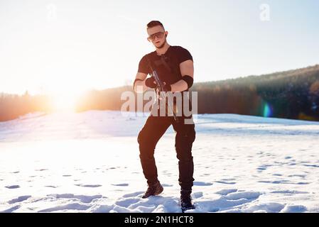 Soldato con armi nella foresta da qualche parte sopra il Circolo polare Artico Foto Stock