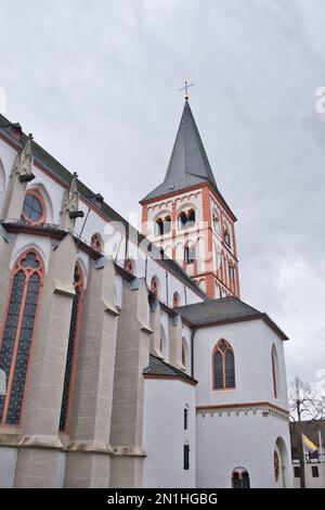 La chiesa di Sankt Servatius fu costruita nei secoli 12th e 13th come basilica a tre navate, rendendola la più antica chiesa sopravvissuta a Siegburg Foto Stock