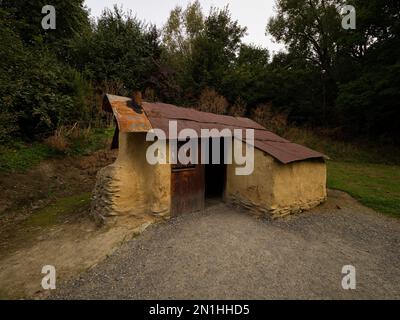 Antichi resti storici di insediamento cinese tradizionali semplici capanne di argilla in Arrowtown vicino Queenstown Otago South Island Nuova Zelanda Foto Stock