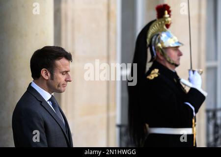 Parigi, Francia. 06th Feb, 2023. Julien Mattia / le Pictorium - il Presidente Emmanuel Macron e Mahamat Idriss Deby Itno al Palazzo dell'Elisi, 6 febbraio 2023 - 6/2/2023 - Francia / Ile-de-France (regione) / Parigi - il Presidente della Repubblica, Emmanuel Macron, ha ricevuto il Presidente transitorio della Repubblica del Ciad, Il Sig. Mahamat Idriss Deby Itno, al Palazzo Elysee di Parigi il 6 febbraio 2023 Credit: LE PICTORIUM/Alamy Live News Foto Stock