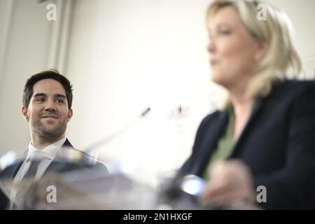 Parigi, Francia. 06th Feb, 2023. Gruppo parlamentare francese di estrema destra Rassemblement National (RN) presidente Marine le Pen (C), affiancato dal partito francese di estrema destra Rassemblement National (RN) MP Thomas Menage, Discorso ai media nel corso di una conferenza stampa incentrata sulla strategia del partito per l'esame della riforma pensionistica e la presentazione del suo progetto di controriduzione all'Assemblea nazionale di Parigi il 6 febbraio 2023. Credit: Abaca Press/Alamy Live News Foto Stock