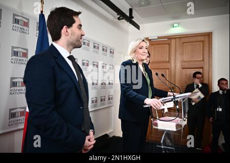 Parigi, Francia. 06th Feb, 2023. Gruppo parlamentare francese di estrema destra Rassemblement National (RN) presidente Marine le Pen (C), affiancato dal partito francese di estrema destra Rassemblement National (RN) MP Thomas Menage, Discorso ai media nel corso di una conferenza stampa incentrata sulla strategia del partito per l'esame della riforma pensionistica e la presentazione del suo progetto di controriduzione all'Assemblea nazionale di Parigi il 6 febbraio 2023. Credit: Abaca Press/Alamy Live News Foto Stock