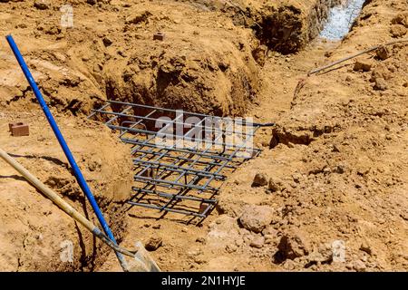 Costruzione cemento fondazione striscia di preparazione trincee per colata di calcestruzzo sotto nuova casa Foto Stock