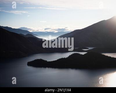 Vista panoramica del lago di montagna paesaggio naturale sulla penisola di Benmore e il fiume Waitaki a Canterbury South Island Nuova Zelanda Foto Stock