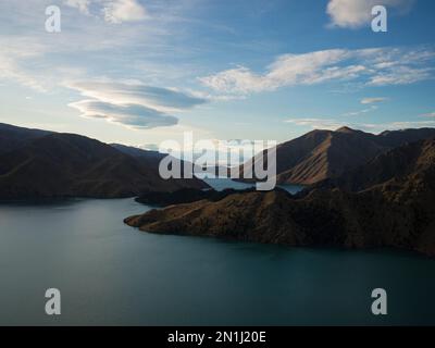 Vista panoramica del lago di montagna paesaggio naturale sulla penisola di Benmore e il fiume Waitaki a Canterbury South Island Nuova Zelanda Foto Stock