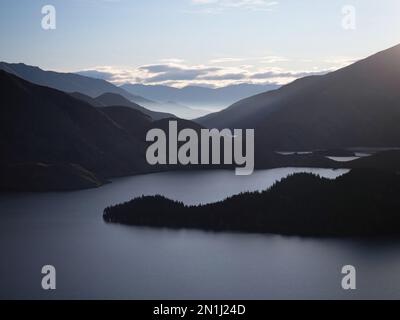Vista panoramica del lago di montagna paesaggio naturale sulla penisola di Benmore e il fiume Waitaki a Canterbury South Island Nuova Zelanda Foto Stock