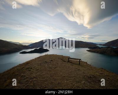 Vista panoramica del lago di montagna paesaggio naturale sulla penisola di Benmore e il fiume Waitaki a Canterbury South Island Nuova Zelanda Foto Stock