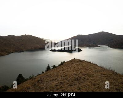 Vista panoramica del lago di montagna paesaggio naturale sulla penisola di Benmore e il fiume Waitaki a Canterbury South Island Nuova Zelanda Foto Stock