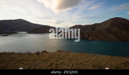 Vista panoramica del lago di montagna paesaggio naturale sulla penisola di Benmore e il fiume Waitaki a Canterbury South Island Nuova Zelanda Foto Stock