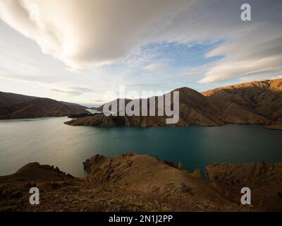 Vista panoramica del lago di montagna paesaggio naturale sulla penisola di Benmore e il fiume Waitaki a Canterbury South Island Nuova Zelanda Foto Stock