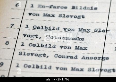 06 febbraio 2023, Brandeburgo, Potsdam: In un file dell'era nazista che si trova su un tavolo dell'Archivio di Stato di Brandeburgo, il commerciante d'arte Gurlitt è elencato come acquirente di un dipinto. Nell'ambito di un progetto di ricerca, dal 2020 sono stati digitalizzati ed elaborati 42.000 file dell'Asset Recovery Office del Presidente delle Finanze Berlino-Brandeburgo. I fascicoli documentano lo sfruttamento sistematico da parte dei socialisti nazionali di persone perseguitate come ebraiche o ostili alla legge. I risultati del progetto aprono la possibilità di indicizzare digitalmente le informazioni sulle locazioni dell'arte saccheggiata Foto Stock