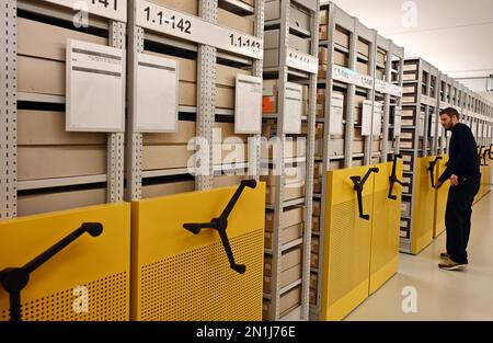 06 febbraio 2023, Brandeburgo, Potsdam: Sale d'archivio presso l'Archivio di Stato di Brandeburgo, fotografate in occasione di un evento stampa. Nell'ambito di un progetto di ricerca, dal 2020 sono stati digitalizzati ed elaborati circa 42.000 file dell'Asset Recovery Office del presidente delle finanze di Berlino-Brandeburgo. I fascicoli documentano lo sfruttamento sistematico da parte dei socialisti nazionali di persone perseguitate come ebraiche o ostili alla legge. I risultati del progetto aprono la possibilità di indicizzare digitalmente indizi alle locazioni di arte e beni culturali saccheggiati. Foto: Bernd Settnik/dpa Foto Stock
