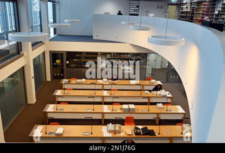 06 febbraio 2023, Brandeburgo, Potsdam: La sala di lettura pubblica dell'Archivio di Stato del Brandeburgo, fotografata durante un evento stampa. Nell'ambito di un progetto di ricerca, dal 2020 sono stati digitalizzati ed elaborati circa 42.000 file dell'Asset Recovery Office del presidente delle finanze di Berlino-Brandeburgo. I fascicoli documentano lo sfruttamento sistematico da parte dei socialisti nazionali di persone perseguitate come ebraiche o ostili alla legge. I risultati del progetto aprono la possibilità di indicizzare digitalmente indizi alle locazioni di arte e beni culturali saccheggiati. Foto: Bernd Settnik/dpa Foto Stock