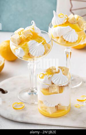 Parfait di limone con torta di libbra, cagliata di limone, panna montata e baci di meringa Foto Stock